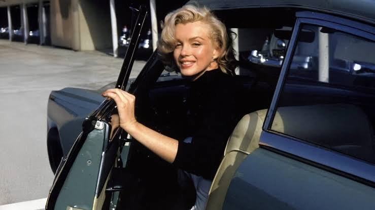 Marilyn Monroe: La Alquimia de un Icono y la Construcción de una Marca Atemporal